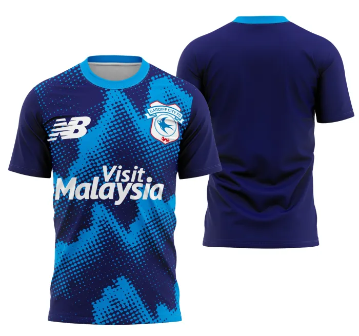 Camiseta unissex com base preta, logo no peito e estampa grande nas costas do Cardiff City FC, ideal para fãs do time e apaixonados por futebol.