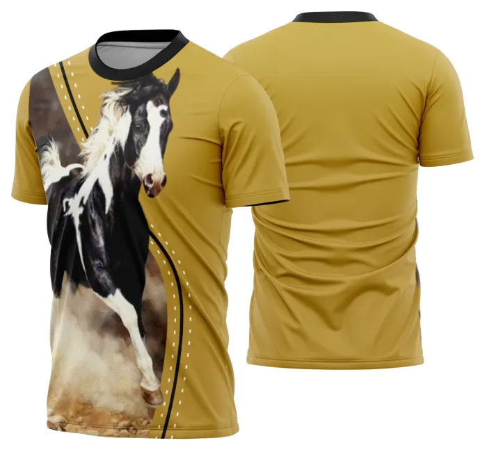 Camiseta unissex preta com logo no peito e estampa grande nas costas de cavalgada e vaquejada com cavalo, ideal para apaixonados por rodeio e estilo country.