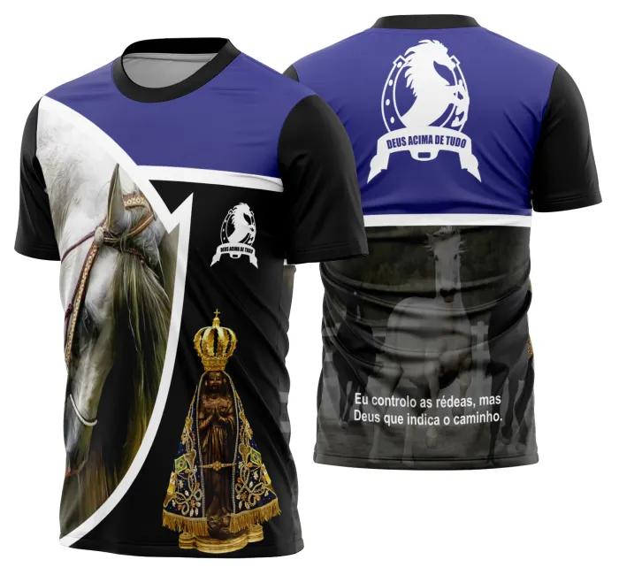 Camiseta unissex preta com logo no peito e estampa grande nas costas com tema de cavalgada e vaquejada com cavalo, ideal para quem curte rodeio e vida no campo.