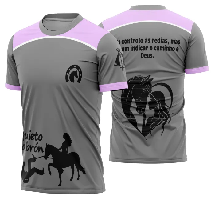 Camiseta unissex preta com logo no peito e estampa grande nas costas mostrando cavalgada e vaquejada com cavalo, perfeita para fãs do rodeio e vida no campo.