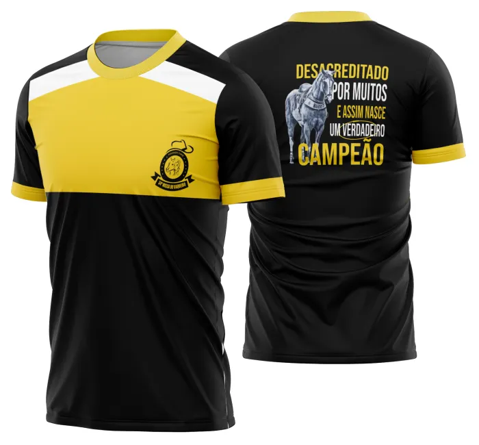 Camisa unissex preta com logo no peito e estampa grande nas costas mostrando cavalgada e vaquejada com cavalo, perfeita para quem ama o universo country e rodeio.