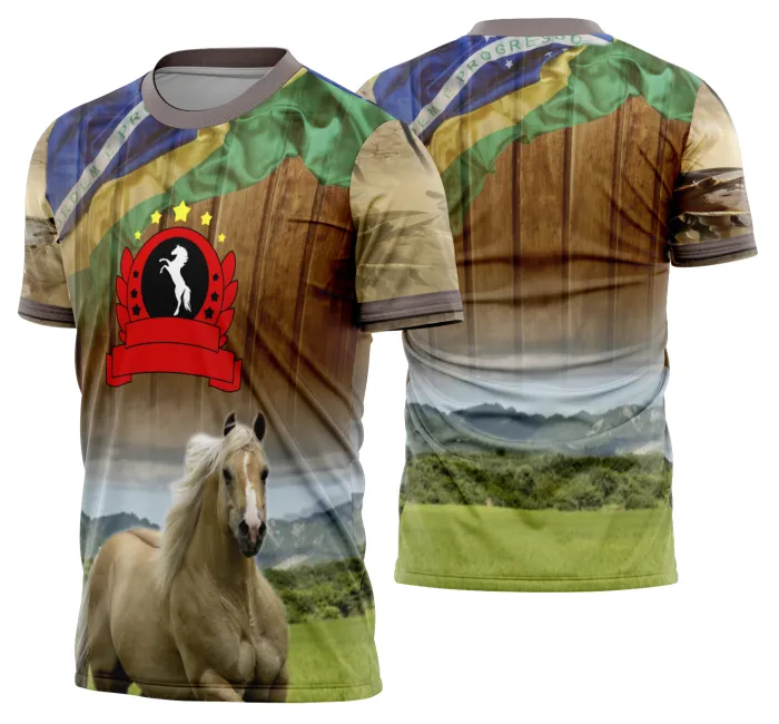 Camiseta unissex preta com logo no peito e estampa grande nas costas mostrando cavalo na vaquejada, perfeita para fãs de cavalgada e vaquejada, estilo moderno e marcada presença.