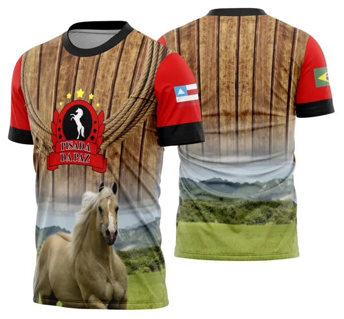 Camiseta unissex preta com logo no peito e estampa grande nas costas mostrando cavalo em cavalgada e vaquejada, estilo rodeio e cultura sertaneja.