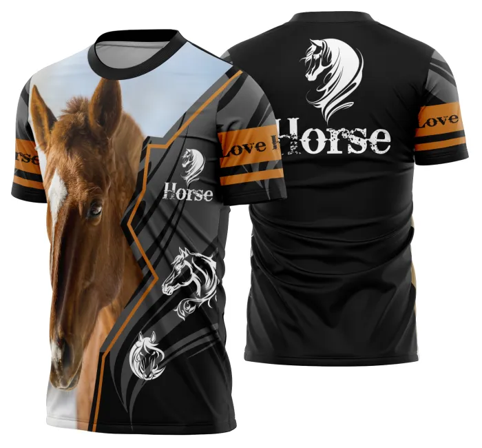 Camiseta unissex preta com logo no peito e estampa grande nas costas mostrando cavalgada e vaquejada com cavalo, ideal para fãs de rodeio e vaquejada.