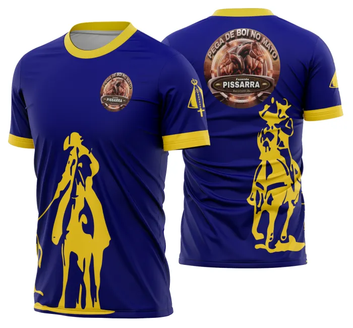 Camiseta unissex preta com logo no peito e estampa grande nas costas que retrata a cavalgada da vaquejada com cavalo, ideal para amantes do campo e estilo rústico.
