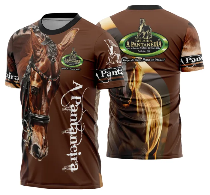 Camiseta unissex branca com logo no peito e estampa grande nas costas com tema Cavalgada Vaquejada Cavalo Modelo 47, perfeita para eventos e fãs da cultura sertaneja.