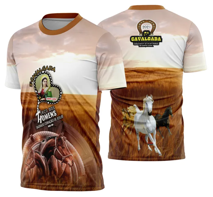Camiseta unissex branca com logo no peito e estampa grande nas costas com tema de cavalgada e vaquejada, destaque para cavalo em movimento, perfeita para fãs do estilo country.