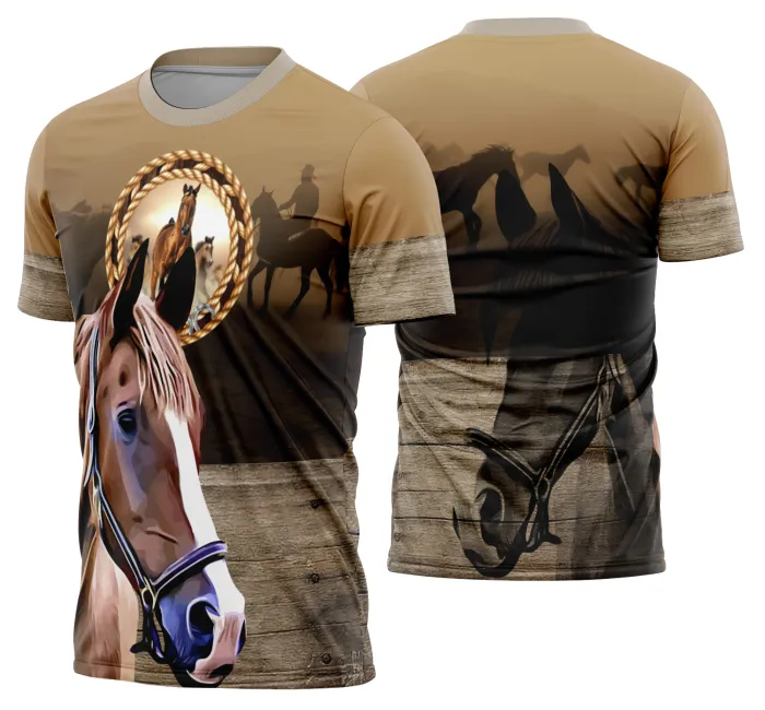 Camiseta unissex preta com logo no peito e estampa grande nas costas mostrando cavalgada e vaquejada com cavalo, ideal para fãs do estilo country e rodeio.