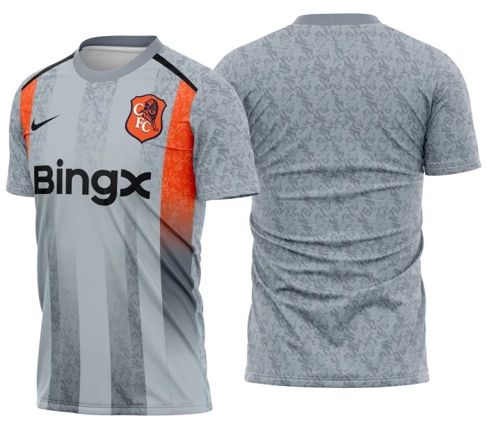 Camiseta unissex preta com logo no peito e estampa grande nas costas inspirada na Coleção Especial Retrô 2026 do Chelsea, design moderno e clássico combinado em peça confortável.