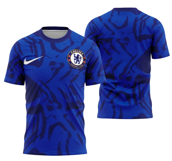 Camiseta unissex preta com logo no peito e estampa grande nas costas inspirada no Chelsea FC, destacando o orgulho e paixão pelo time de futebol inglês.