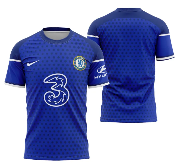 Foto de camiseta unissex preta com logo no peito e estampa grande nas costas inspirada no Chelsea Local 2022-23 Concept, perfeita para torcedores e fãs do time.