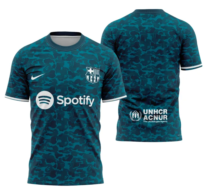 Camiseta unissex preta com logo no peito e estampa grande nas costas com tema conceito Barcelona 2024, design moderno e atraente, perfeita para fãs do estilo urbano.