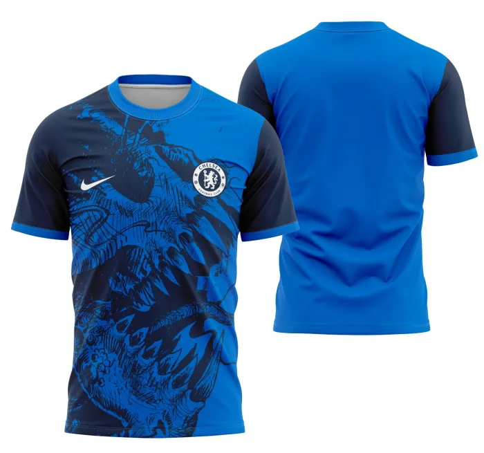 Camiseta unissex preta com logo no peito e estampa grande nas costas, tema Conceito Halloween Chelsea 2023, design vibrante e moderno para fãs do futebol e do Halloween.