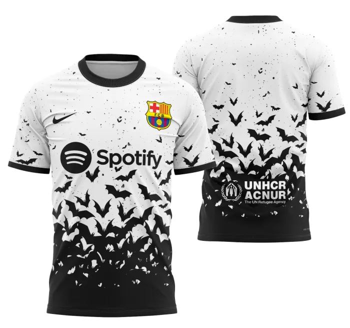 Camiseta unissex preta com logo no peito e estampa grande nas costas mostrando conceito de Halloween em Barcelona 2023, perfeita para quem curte festas temáticas e estilo urbano.