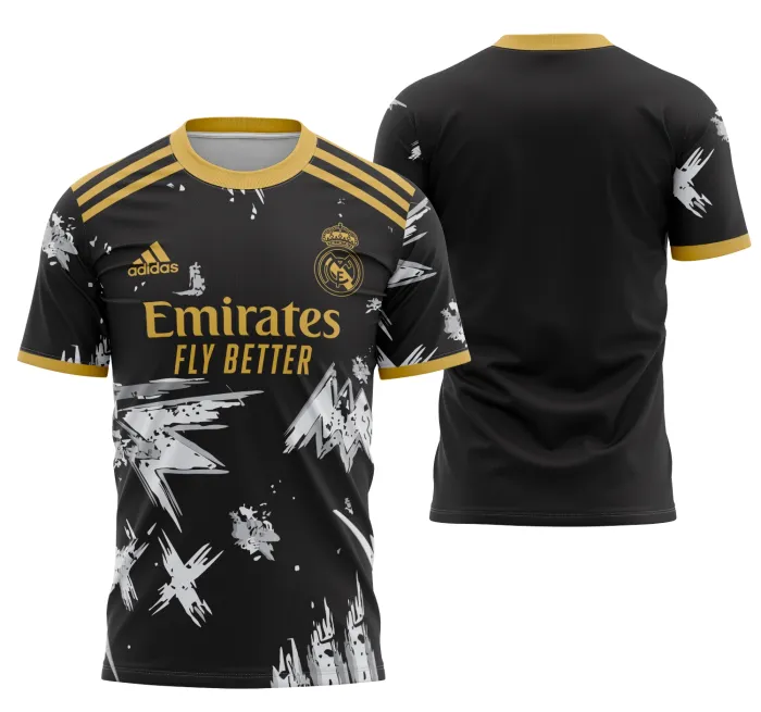 Camiseta unissex preta com logo no peito e estampa grande nas costas mostrando o conceito do Real Madrid 2020-2021, design moderno e vibrante para torcedores apaixonados.