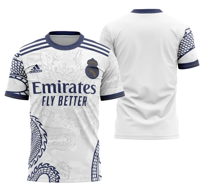 Camiseta unissex branca com logo no peito do Real Madrid e estampa grande nas costas destacando o conceito 2023 do Modelo 7, perfeita para fãs do futebol.