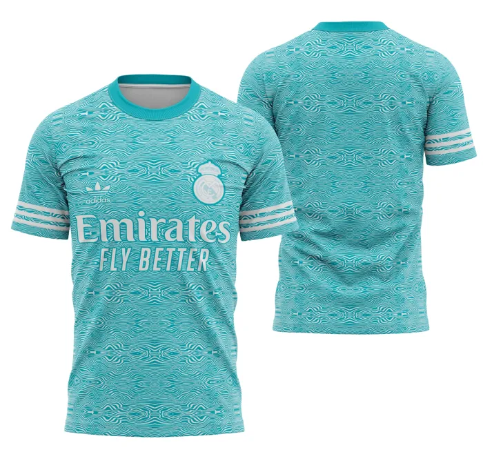 Camiseta unissex branca com logo no peito e estampa grande nas costas, com conceito do Real Madrid 2023 destacando o modelo 8 em design moderno.
