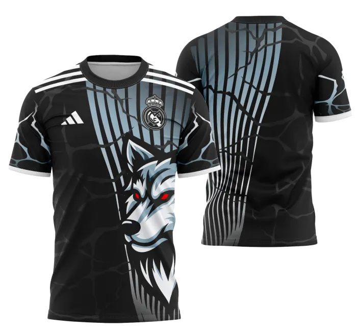 Camiseta unissex branca com logo no peito e estampa grande nas costas do conceito do Real Madrid 2024, ideal para fãs do time que buscam estilo moderno e original.