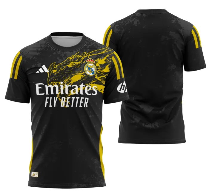 Camiseta unissex branca com logo no peito e estampa grande nas costas, apresentando conceito do Real Madrid 2024, design moderno e elegante, perfeita para fãs do futebol.