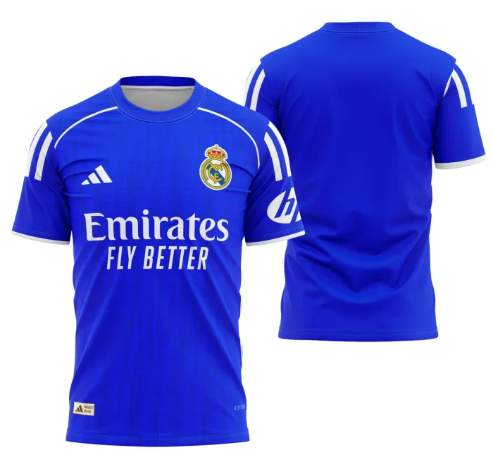 Foto de camiseta unissex preta com logo no peito e estampa grande nas costas focada no conceito do Real Madrid 2025, mostrando um visual moderno e vibrante para torcedores.