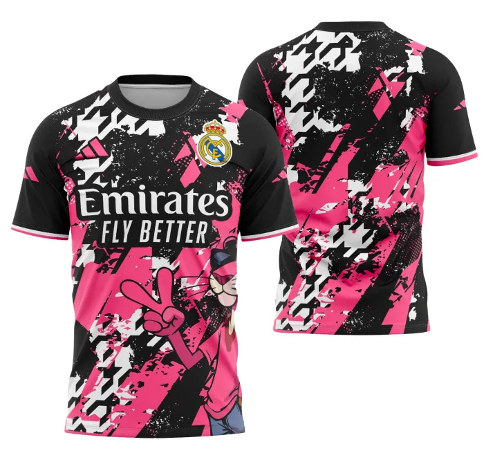 Camiseta unissex preta com logo no peito e estampa grande nas costas, inspirada no conceito Real Madrid 2025 Modelo 7, perfeita para fãs e colecionadores.