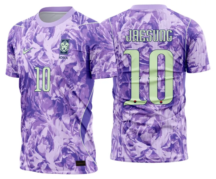 Camiseta unissex preta com logo no peito e estampa grande nas costas inspirada na Coreia do Sul Reserva 2026-2028, design moderno e marcante para fãs de futebol.