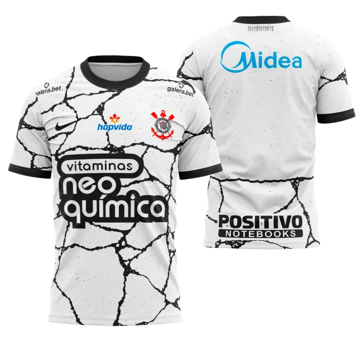Camiseta unissex preta, com logo no peito e estampa grande nas costas inspiradas na Camisa Corinthians Local 2021-2022, ideal para torcedores modernos e fãs do futebol.