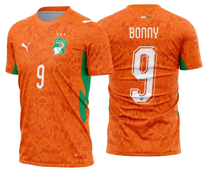 Camiseta unissex preta com logo no peito e estampa grande nas costas mostrando o design da camisa Costa do Marfim titular 2026 2028, ideal para fãs do futebol e torcedores.