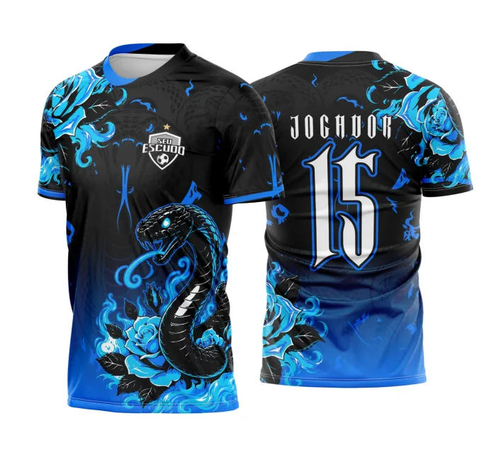 Camiseta unissex preta com logo no peito e estampa grande nas costas de cobra serpente azul, design moderno e vibrante