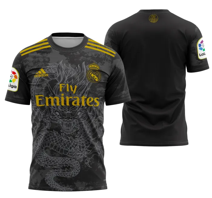 Camiseta unissex preta com logo no peito e estampa grande nas costas representando Dragão Conceito Real Madrid 2022, estilo moderno e marcante para fãs do time.