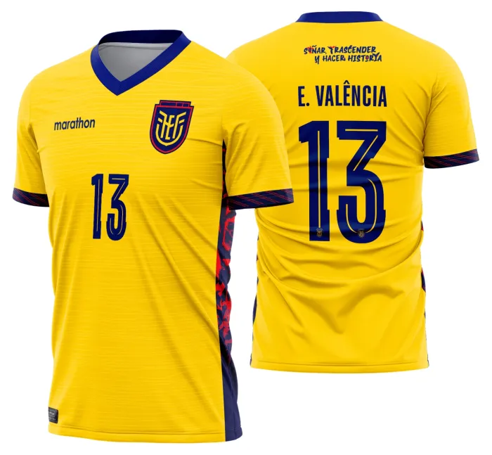 Camiseta unissex branca com logo no peito e estampa grande nas costas do Equador Titular 2026-28, design moderno e vibrante com detalhes do time.