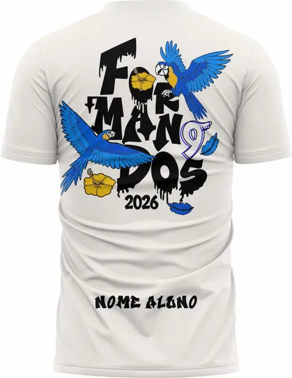 Camiseta unissex preta com logo no peito e estampa grande nas costas inspirada na Arara Azul para formandos, destacando cores vibrantes e design exclusivo para celebração.