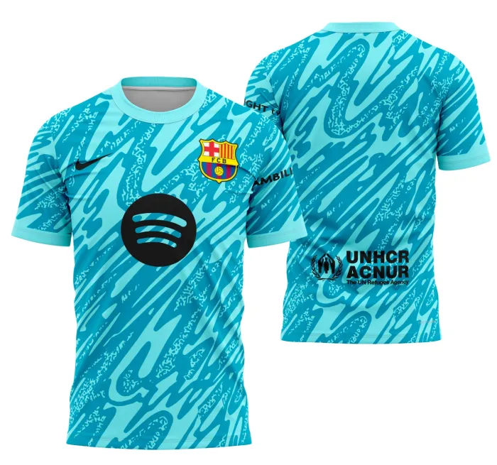 Foto de camiseta unissex preta com logo do Barcelona no peito e estampa grande nas costas inspirada no goleiro do Barcelona 2024-2025, perfeita para fãs do time e estilo esportivo.