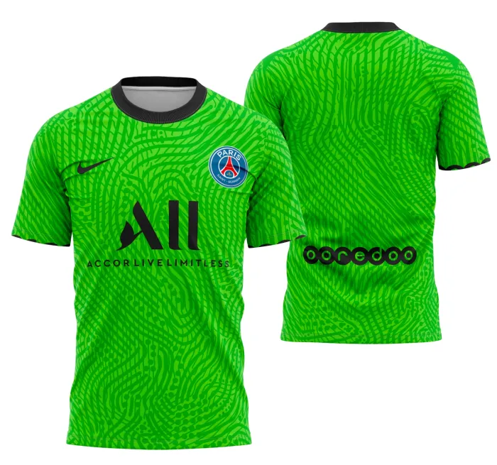 Camiseta unissex preta com logo no peito e estampa grande nas costas inspirada na camisa do goleiro do PSG 2020-2021, ideal para fãs do time que buscam estilo único e elegante.