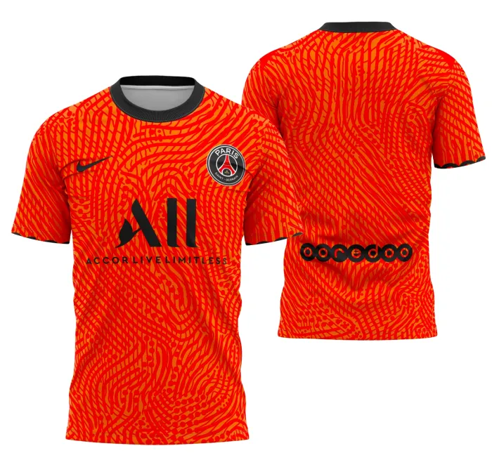 Camiseta unissex preta com logo no peito e estampa grande nas costas do goleiro do PSG temporada 2020-2021, mostrando design moderno e estiloso para torcedores.