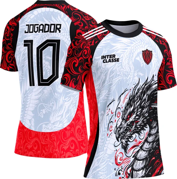 Camiseta unissex preta com logo no peito e estampa grande nas costas mostrando um dragão vermelho imponente, destaque para design vibrante e estilo marcante.