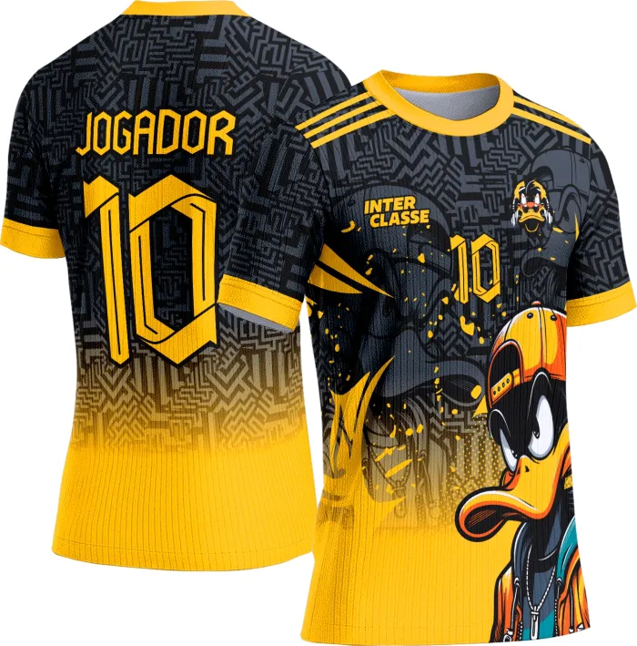 Camiseta unissex preta com logo no peito e estampa grande nas costas inspirada no Interclasse 833 Patolino, ideal para fãs e eventos, com visual moderno e descontraído.