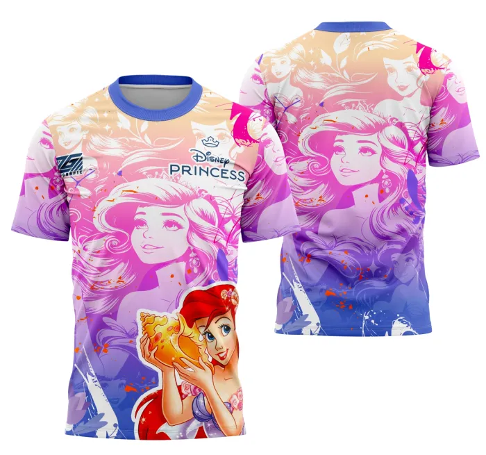 Camiseta unissex preta com logo no peito e estampa grande nas costas, tema Interclasse Ariel da Série Disney, detalhes vibrantes e estilo moderno para fãs da Disney.