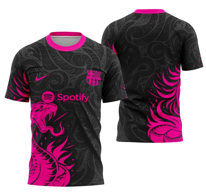 Camiseta unissex preta com logo no peito e estampa grande nas costas do tema Interclasse Barcelona Fantasia, perfeita para fãs do estilo e conforto no dia a dia.