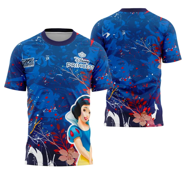 Foto de camiseta unissex branca com logo no peito e estampa grande nas costas com tema Interclasse Branca De Neve Série Disney.