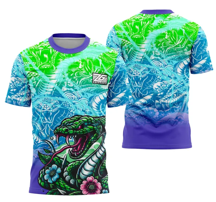 Camiseta unissex preta com logo no peito e estampa grande nas costas de cobra japonesa, estilo marcante e perfeito para fãs de cultura oriental.