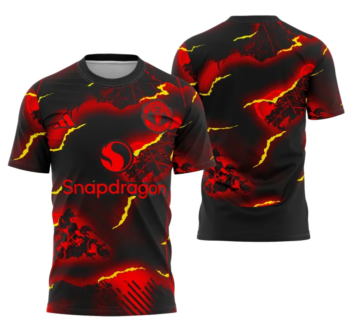 Camiseta unissex preta com logo do Manchester United no peito e estampa grande nas costas com conceito interclasse do Manchester United, ideal para fãs e eventos.