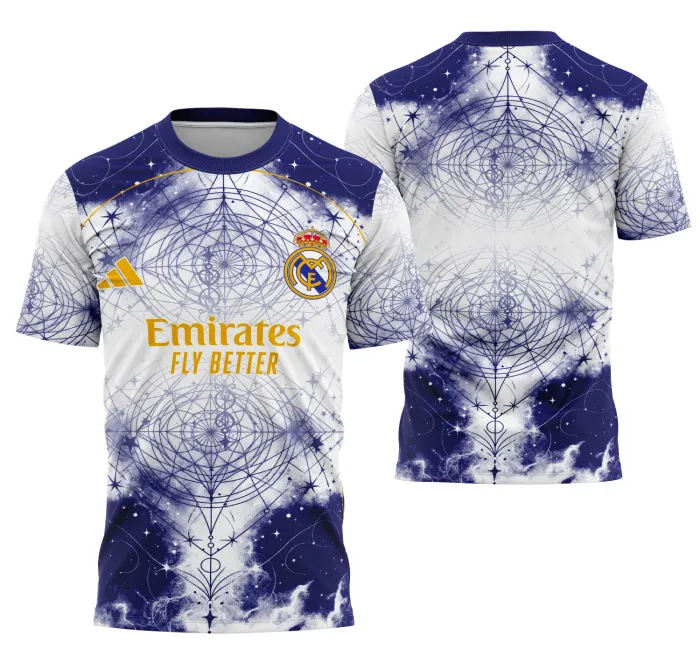 Camiseta unissex branca com logo no peito e estampa grande nas costas inspirada no conceito do Real Madrid, design moderno e elegante para torcedores e fãs apaixonados.