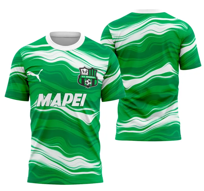 Camiseta unissex preta com logo no peito e estampa grande nas costas em tema Interclasse Conceito Sassuolo Calcio, destaque para design esportivo moderno e visual marcante.
