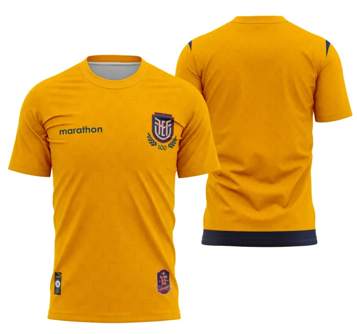Camiseta unissex branca com logo no peito e estampa grande nas costas comemorando 100 anos do Interclasse Equador, ideal para uso casual ou eventos de turma.