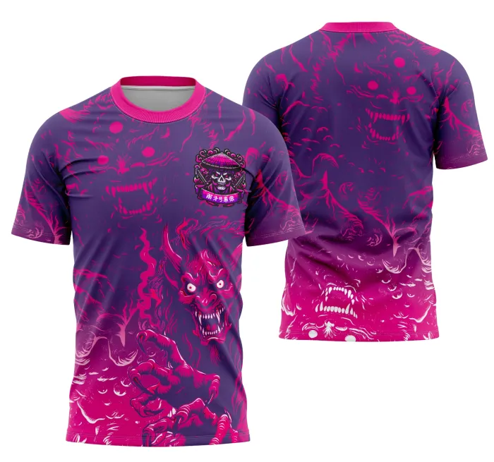 Camiseta unissex preta com logo no peito e estampa grande nas costas com tema Interclasse Equipe Demônio Japão, perfeita para quem busca estilo marcante e ousado.