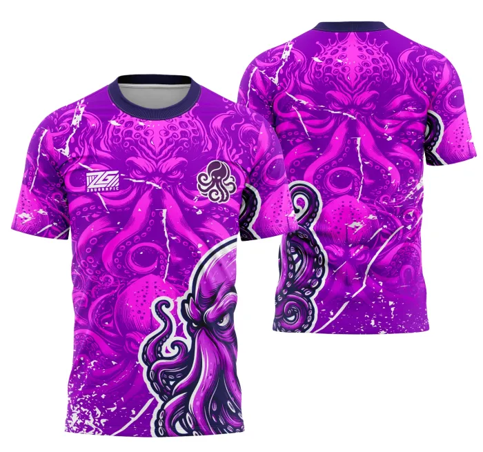 Camiseta unissex preta com logo no peito e estampa grande nas costas mostrando a equipe Polvo em design vibrante e moderno.