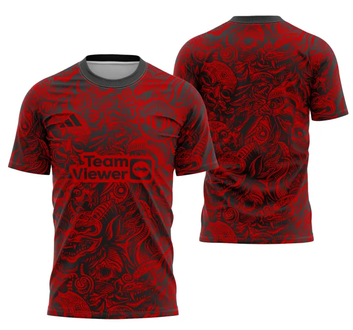 Camiseta unissex preta com logo no peito e estampa grande nas costas mostrando fantasia do Manchester United, perfeita para torcedores que buscam estilo e conforto no dia a dia.