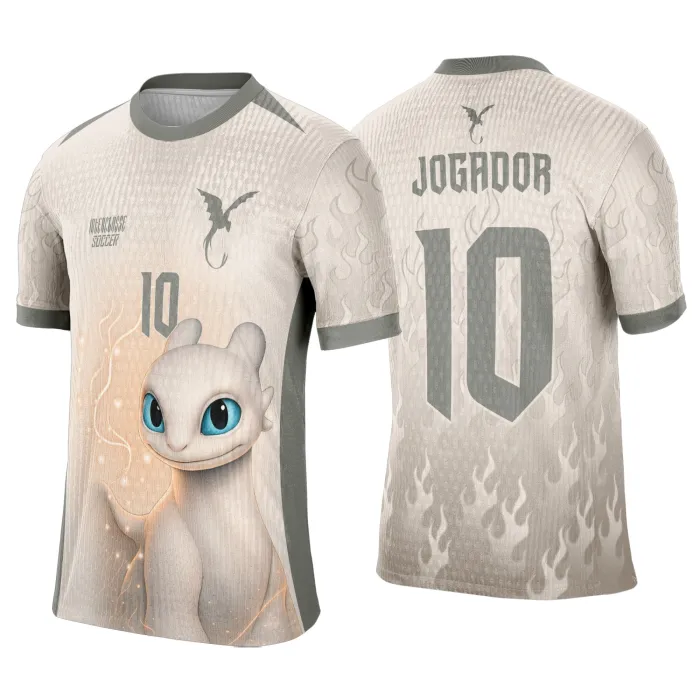 Camiseta unissex preta com logo no peito e estampa grande nas costas com tema Interclasse Fúria da Luz de Treinar seu Dragão, estilo confortável e moderno.