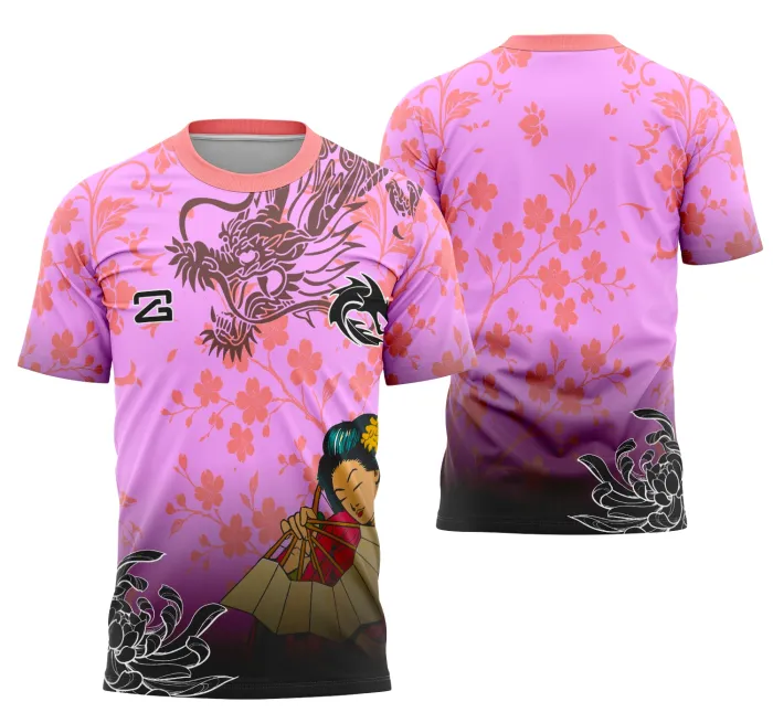 Camiseta preta unissex com logo no peito e estampa grande nas costas inspirada na interclasse gueixa, design moderno e marcante, perfeita para eventos e uso casual.
